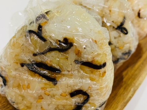 冷凍OK！ごま油香る塩昆布とごまのおにぎり